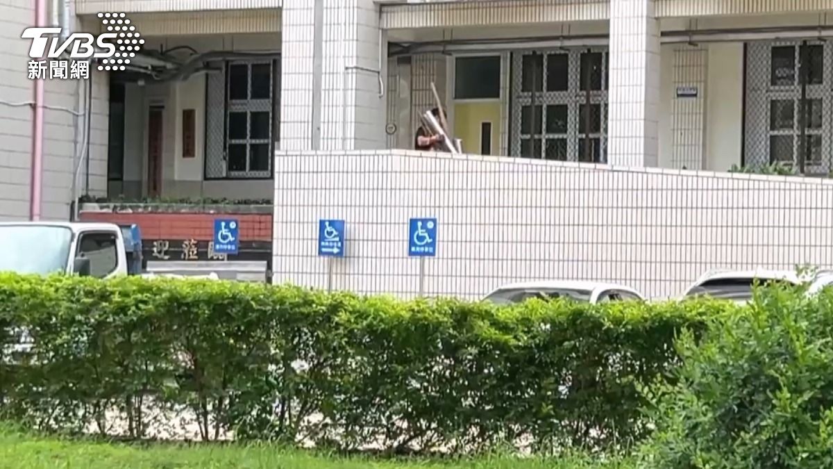 鼓山高中表示，校園裝修必須公開招標，不可能讓老師私下找設計師。（圖／TVBS）