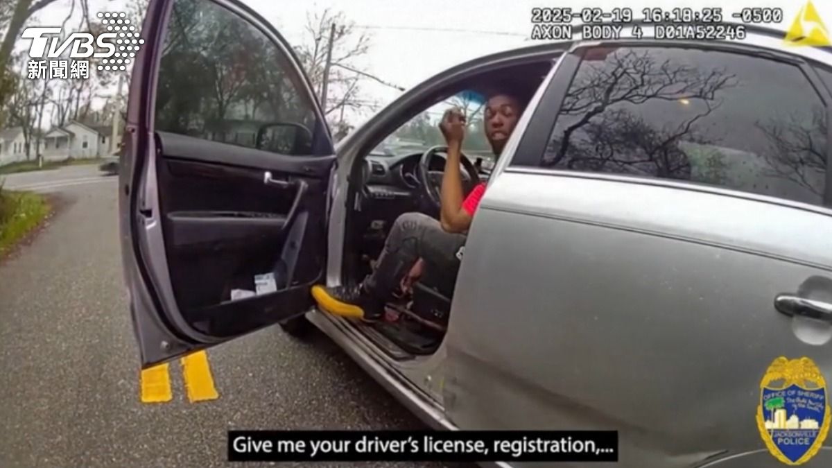 美國佛州員警指控一名非裔駕駛交通違規,強勢執法引發種族歧視質疑。(圖/達志影像美聯社)