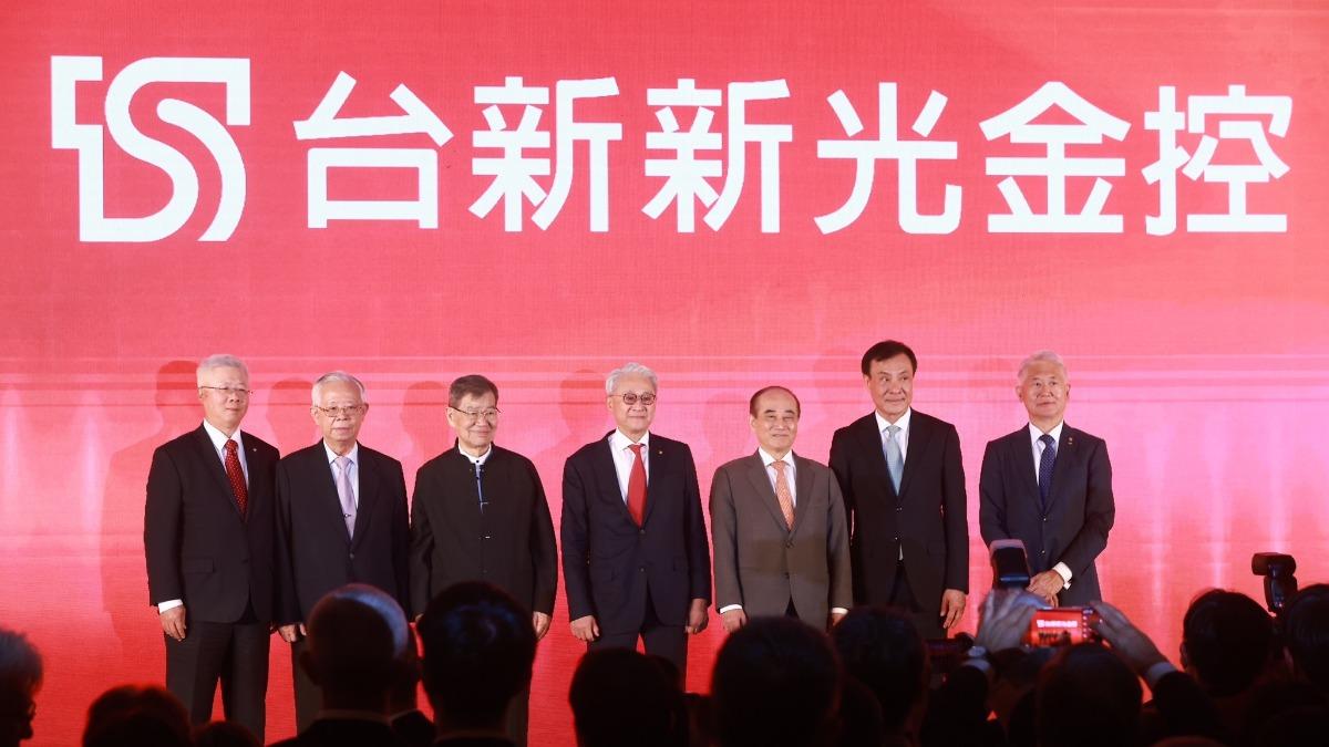 台新新光合併酒會政商界大佬齊聚,前央行總裁彭淮南(左二)、前副總統蕭萬長(左三)。(圖/記者萬紹安攝)