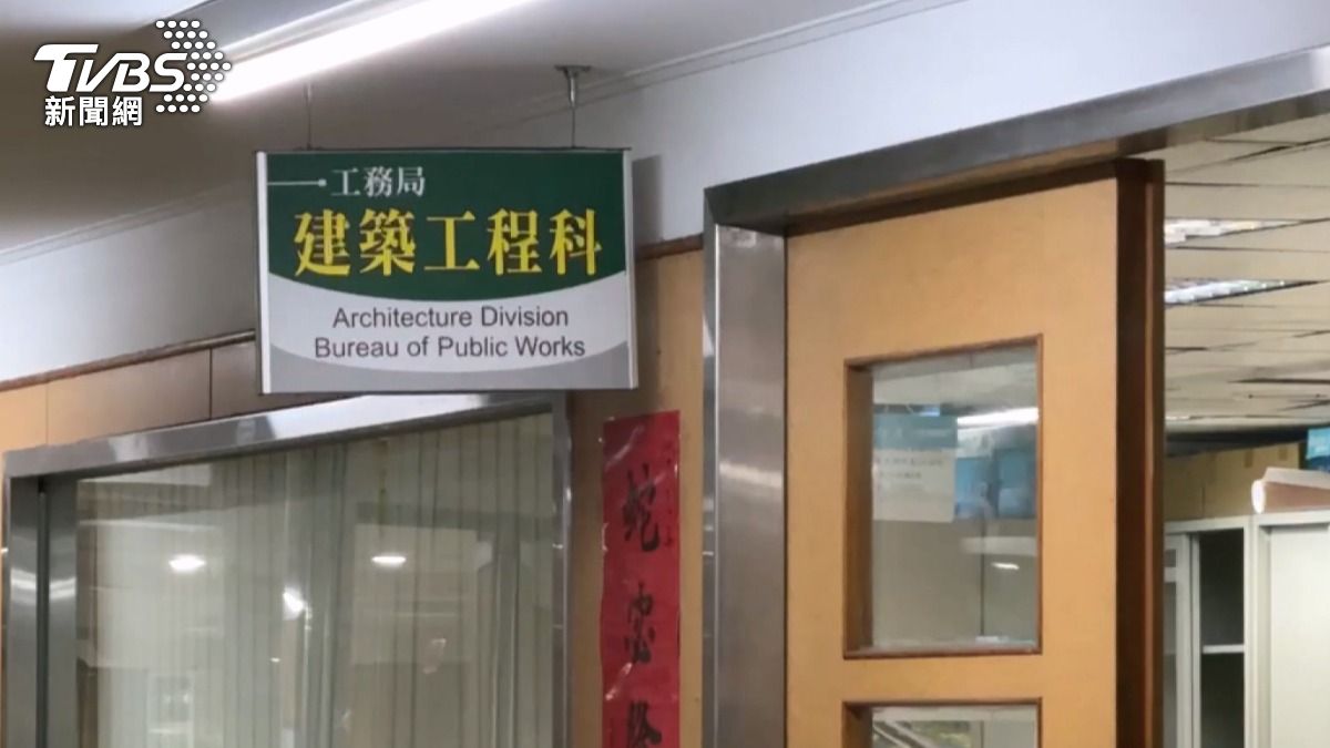台南工務局一名施姓公務員，竟用勘災公出時間，開公務車翹班到泳池猥褻男童，遭羈押禁見。（圖／TVBS）