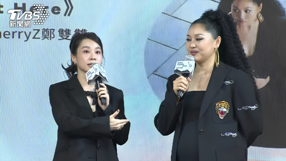鄭宜農(左)鬆口談及大罷免。(圖/范宇宣攝)