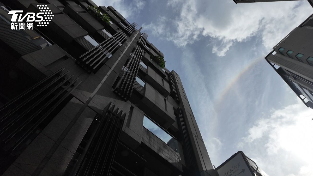 蜘蛛賊攀爬防火巷闖豪宅偷巨款，警曝防盜關鍵。（圖／TVBS）
