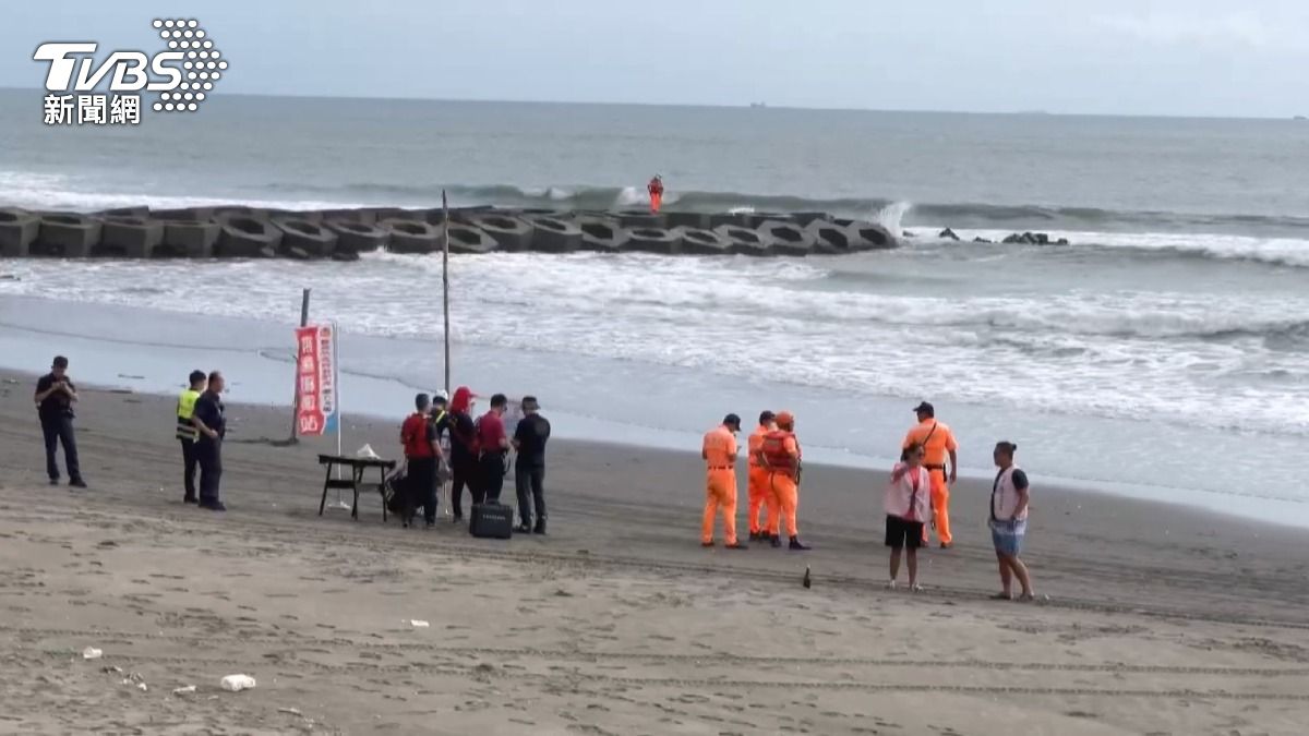 台南黃金海岸,3名國小生溺水,2獲救1人仍失蹤。(圖/TVBS)