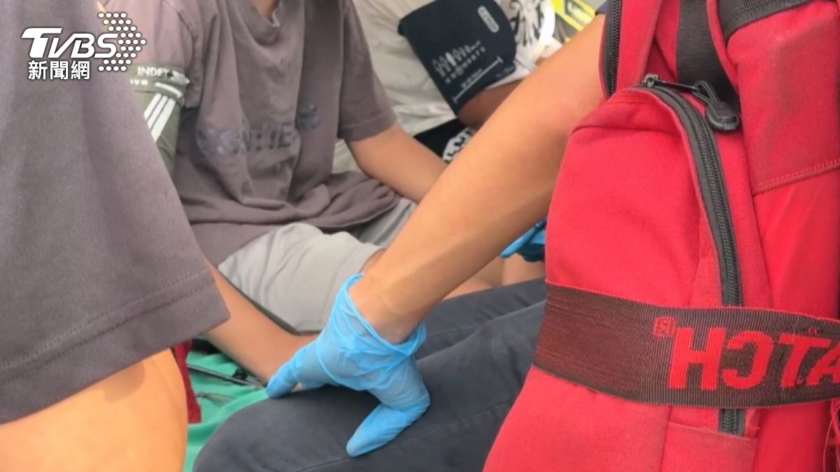 黃金海岸2名國小生順利獲救,但仍有1名鍾姓少年失蹤。(圖/TVBS)
