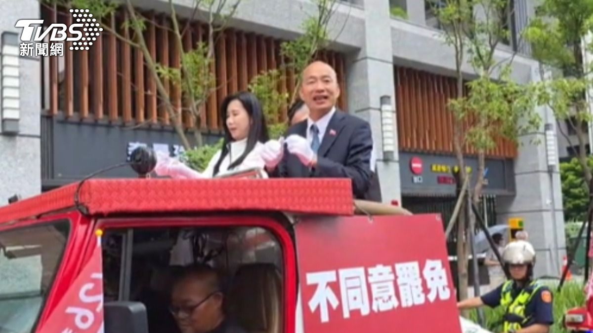 喊「光頭防雨、不防曬」　韓國瑜陪藍委催票。（圖／TVBS）
