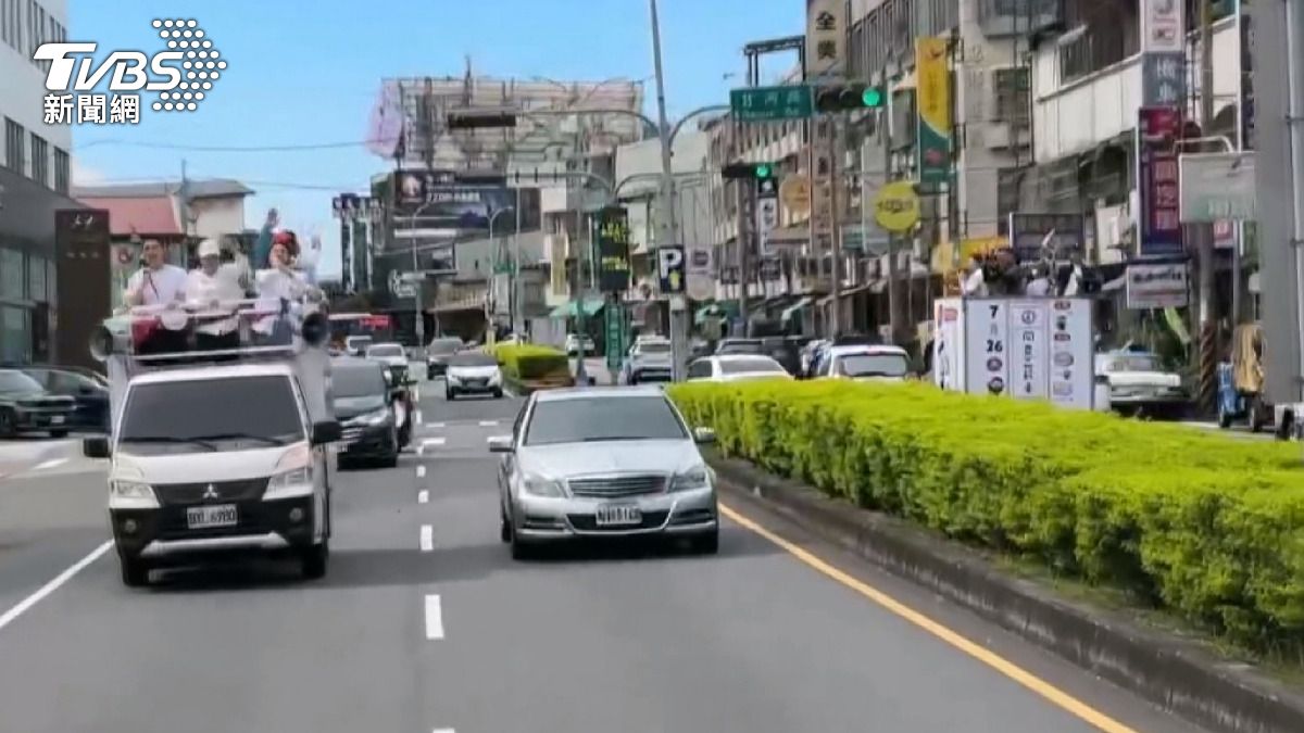 盧秀燕一行人與罷免團體相遇,雙方誰也不讓誰。(圖/TVBS)