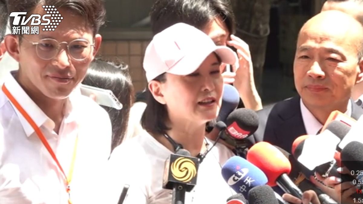 立法院長韓國瑜稱讚王鴻薇。(圖/TVBS)