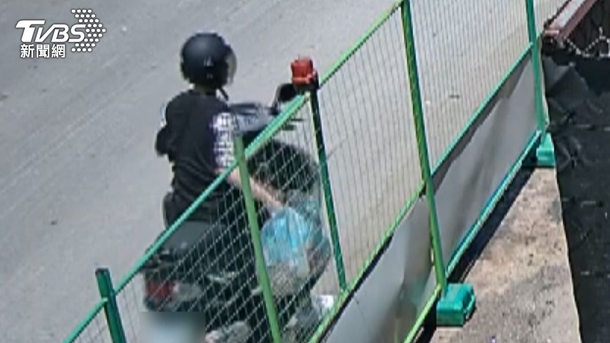 緊接著再用右手從下往上拋出第二袋,同樣「達陣」。(圖/清潔隊提供)