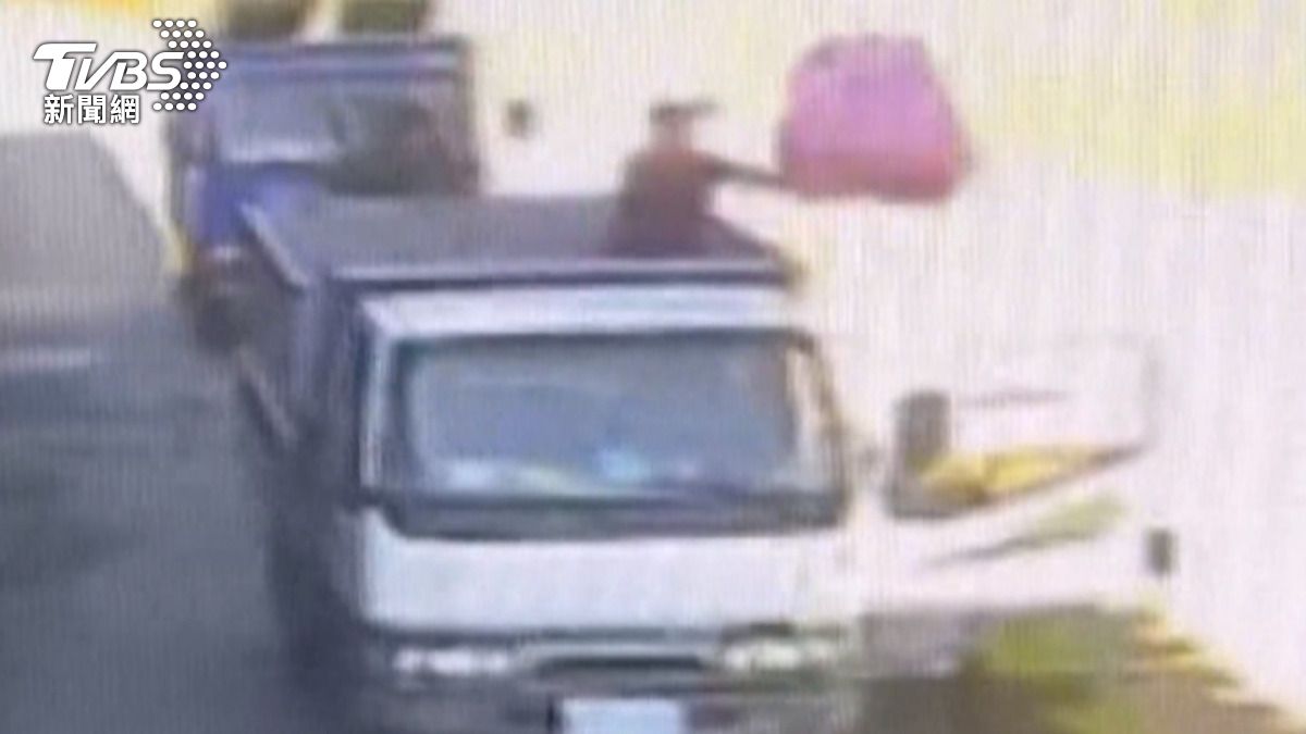 大包小包的垃圾不斷從貨車中被丟出。(圖/清潔隊提供)