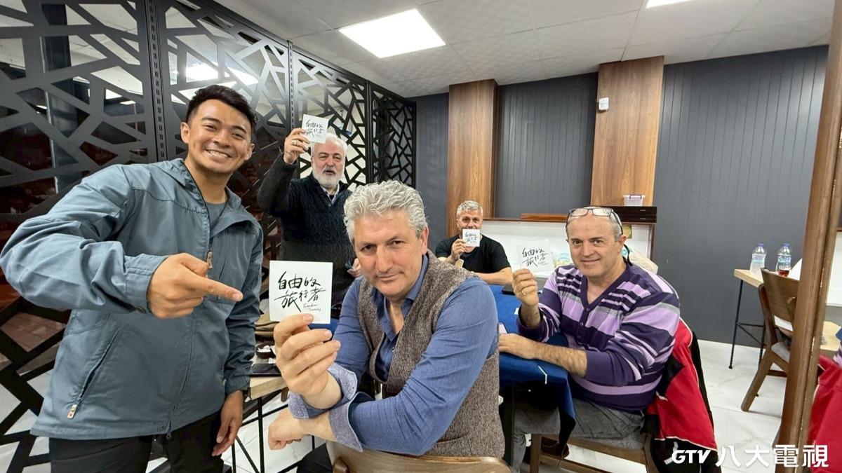 融融在土耳其茶館驚見神似好萊塢巨星李察吉爾的大叔。(圖/八大提供)