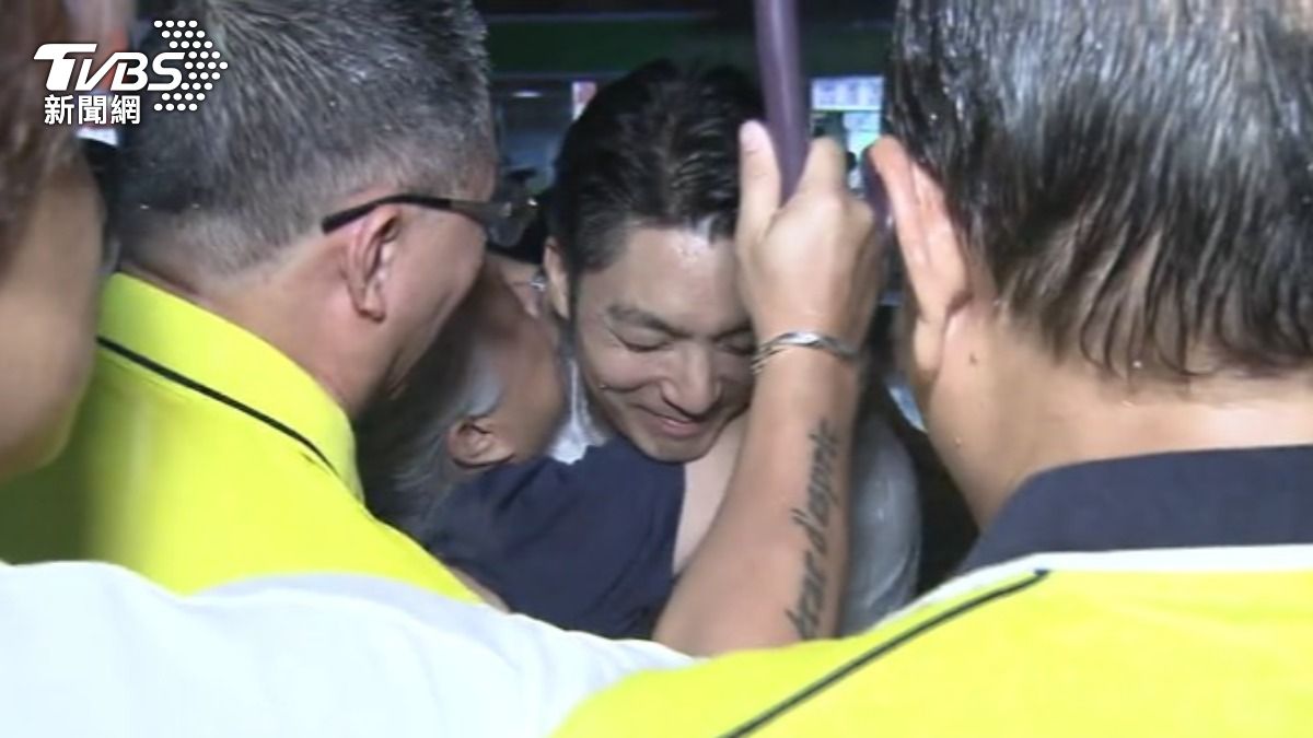 台北市長蔣萬安陪同立委徐巧芯車掃,遇上熱情粉絲。(圖/TVBS)