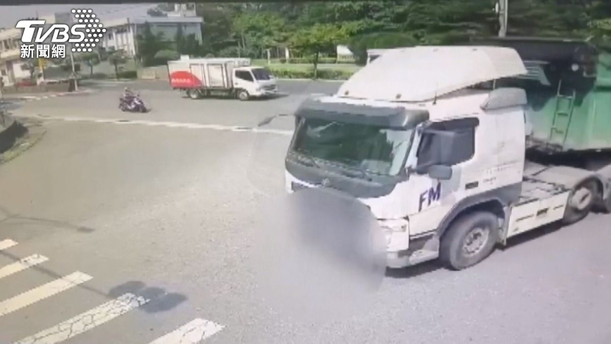 左轉的曳引車,與直行機車發生碰撞。(圖/TVBS)