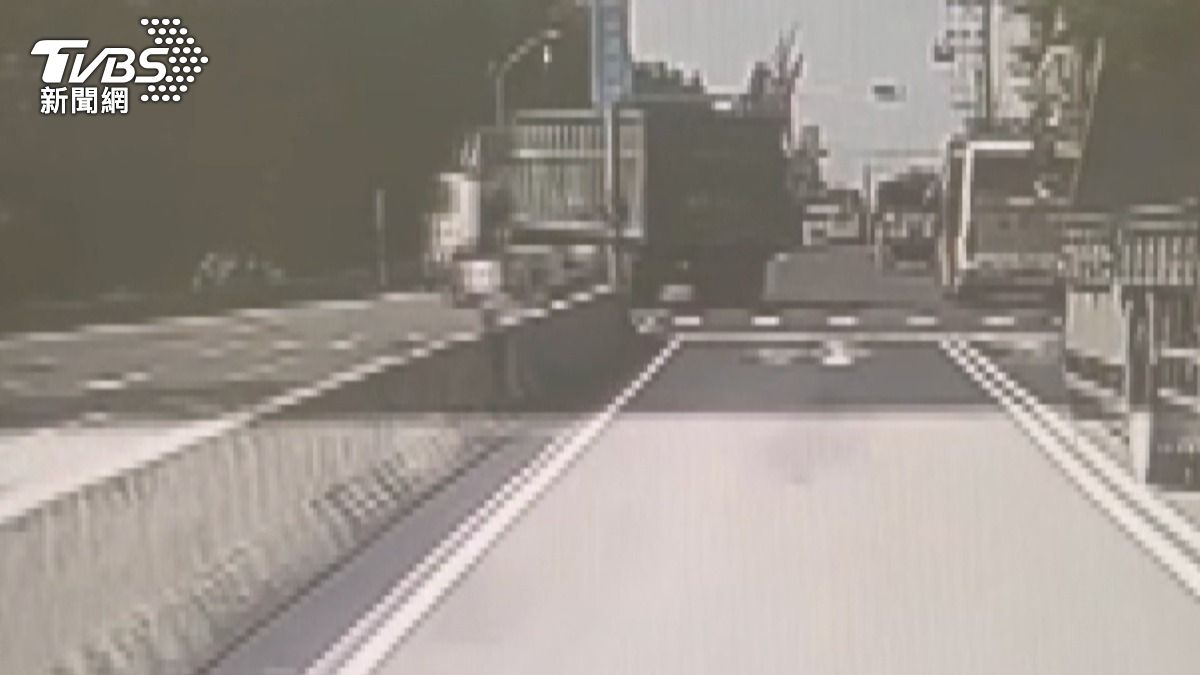 20歲男大生當場被曳引車輾過。(圖/畫面翻攝 燕巢人大小事~臉書社團)