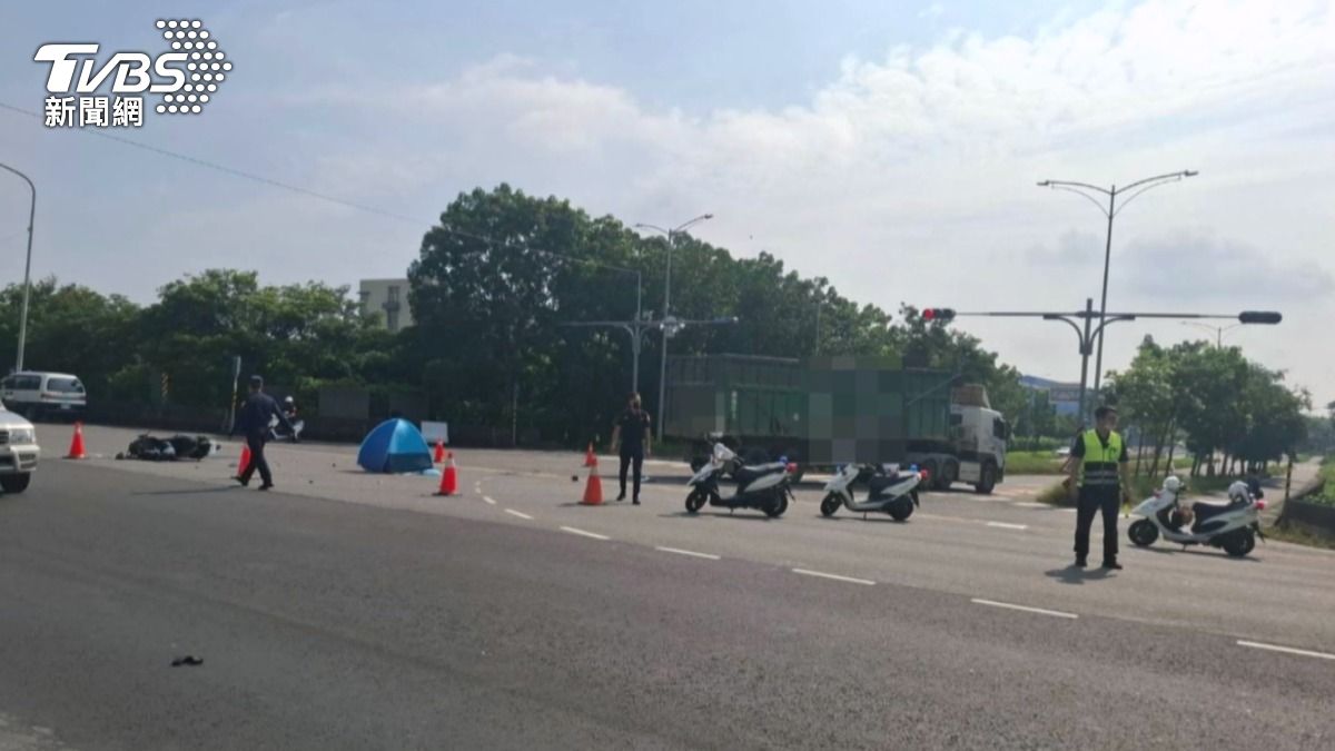 警方初判是曳引車未禮讓直行車。(圖/TVBS)