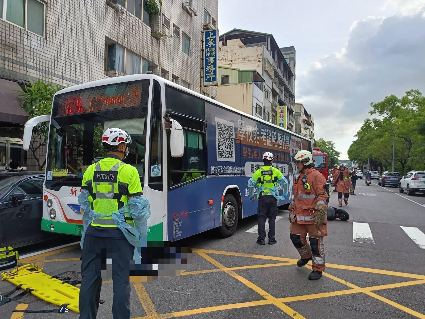 騎士自摔對向,遭駛過公車輾過不治。(圖/新竹市消防局提供)