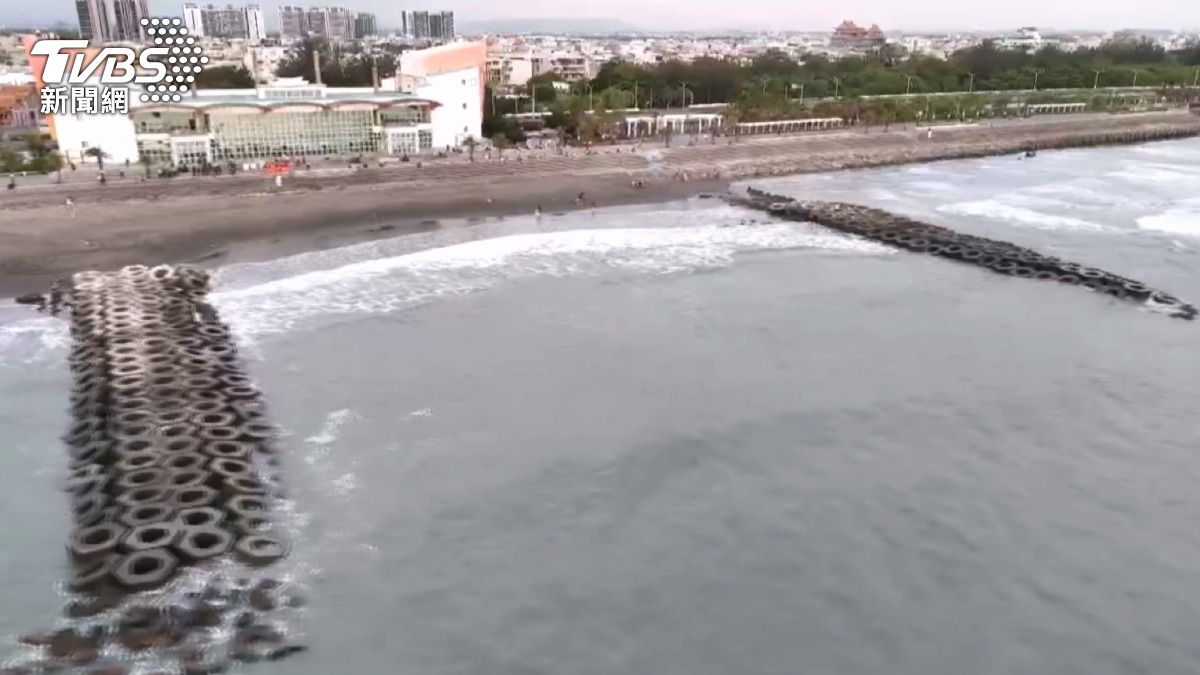 適逢漲潮,空拍機出動,持續在台南黃金海岸沿岸尋找溺水學童。(圖/TVBS)