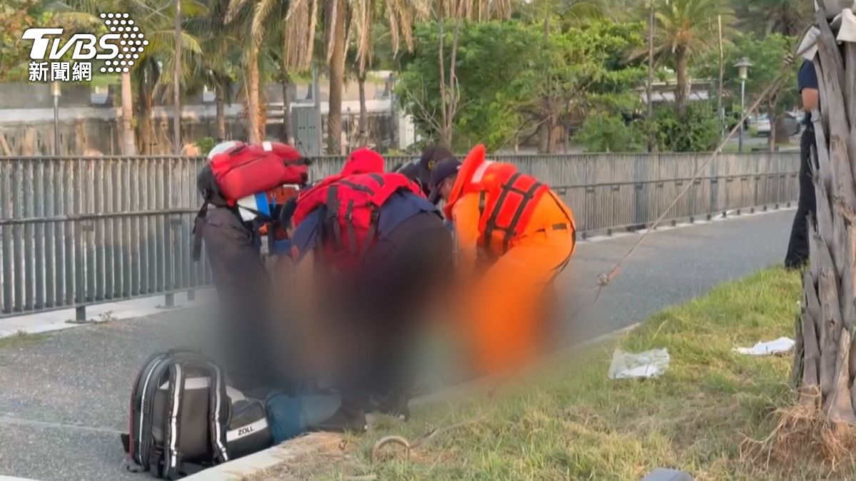 年約50歲男子一度失去意識,警消CPR急救後恢復生命徵象送醫。(圖/TVBS)