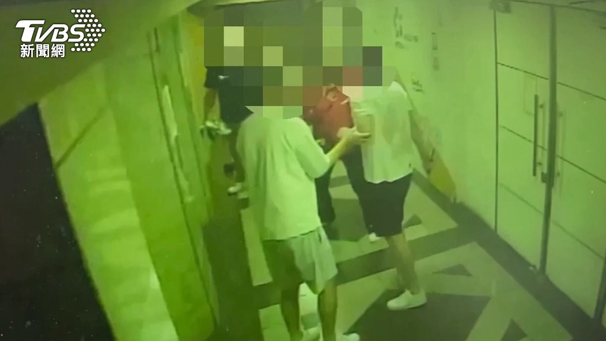 正當姊姊與姊夫（左方黑衣）準備離開，林男（右方白衣）突然從後方衝出，持摺疊刀刺向姊夫左胸與背部。（圖／TVBS）
