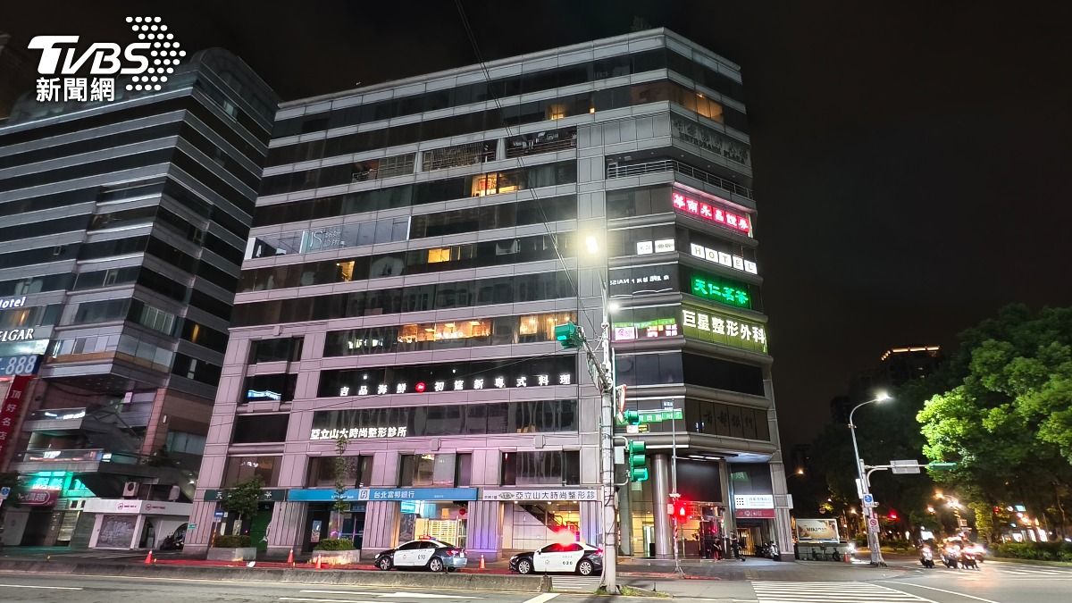 大安分局今日也加強巡邏部署，增派一輛警車與多名警力在酒店門口進行守望勤務。（圖／陳冠宇攝）