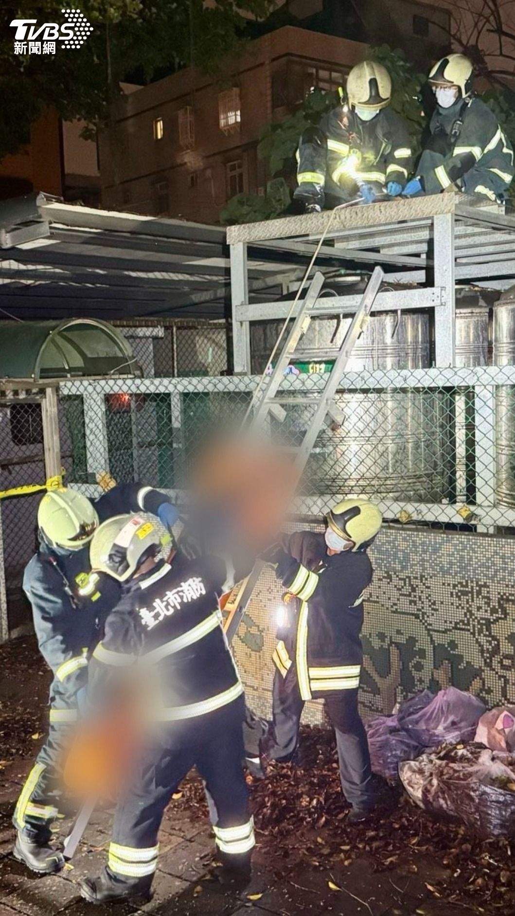 消防隊員架梯將周男遺體移至地面。(圖/TVBS)