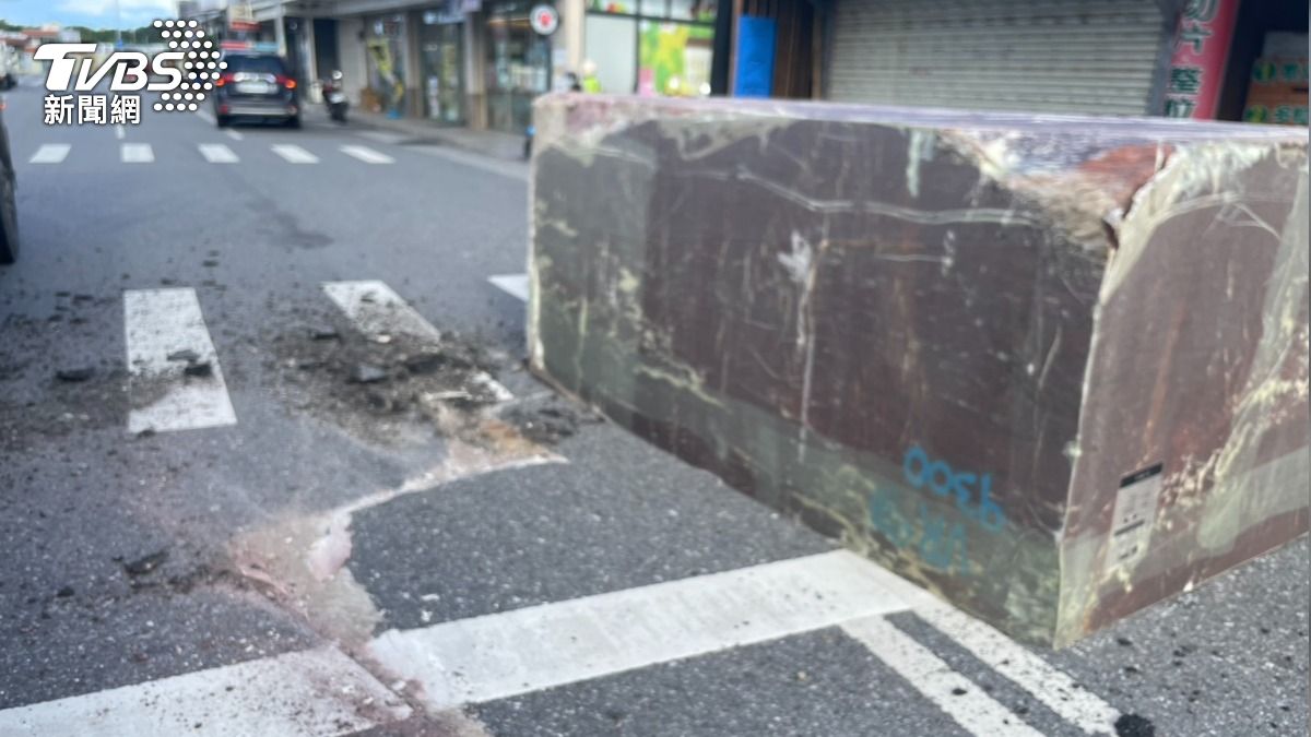 曳引車駕駛所載22噸巨石崩落到一旁車道。(圖/TVBS)
