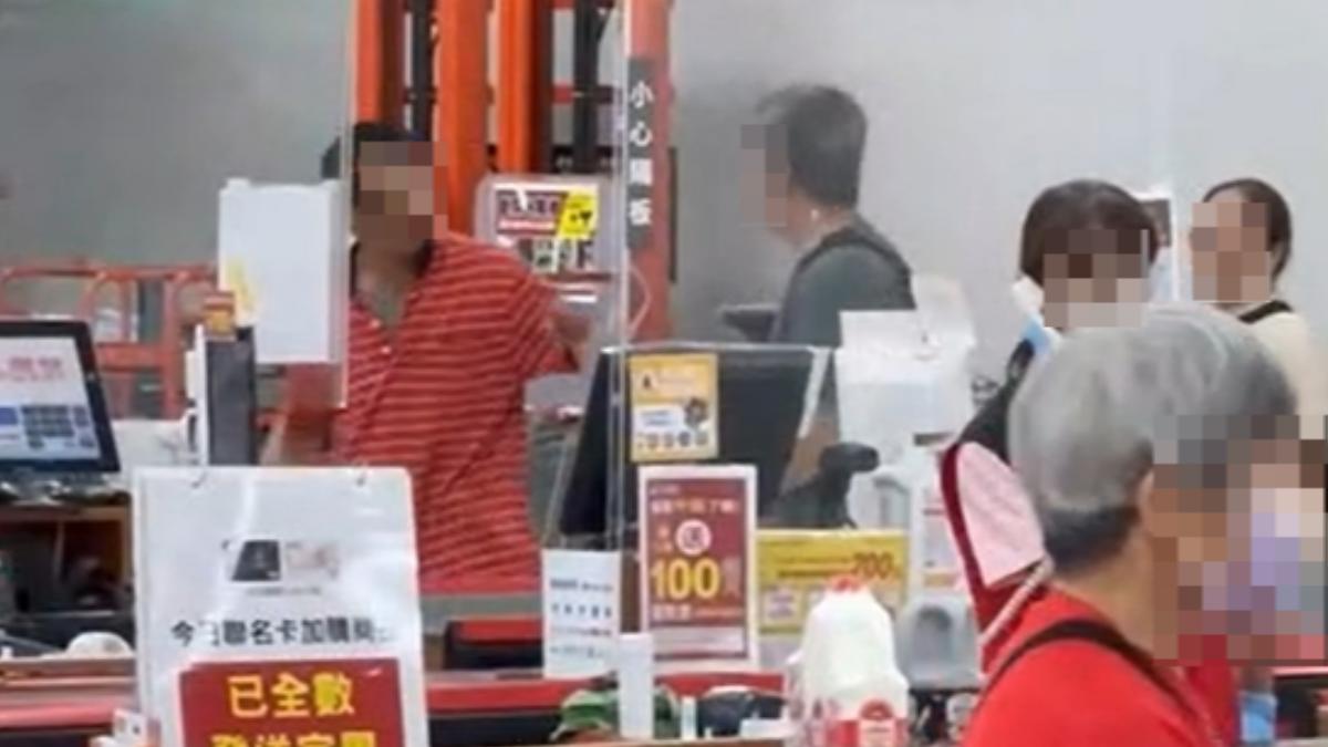 兩人因結帳時等待不耐煩起衝突。（圖／翻攝自Threads）