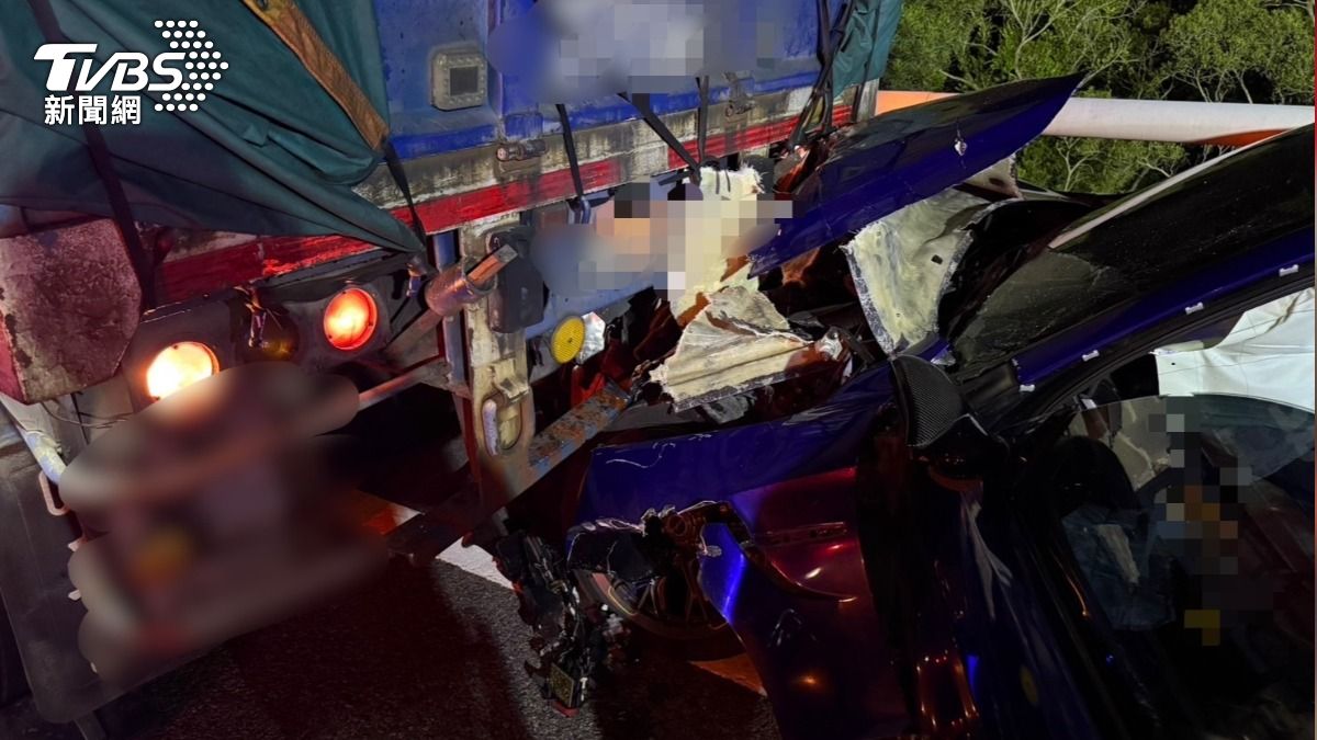 開跑車載妹酒駕！28歲男國三追撞聯結車　引擎遭擠扁慘死