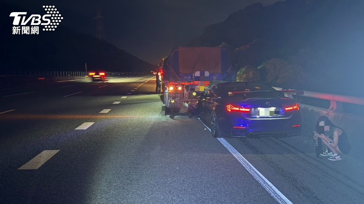 轎車不知何故追撞前方同車道的營業半聯結車,男駕駛死亡、女乘客受傷。(圖/TVBS)