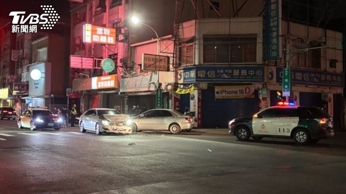 無照男酒駕逆向蛇行釀禍，一度肇逃釀２人傷，目擊騎士冒死追擊。（圖／TVBS）