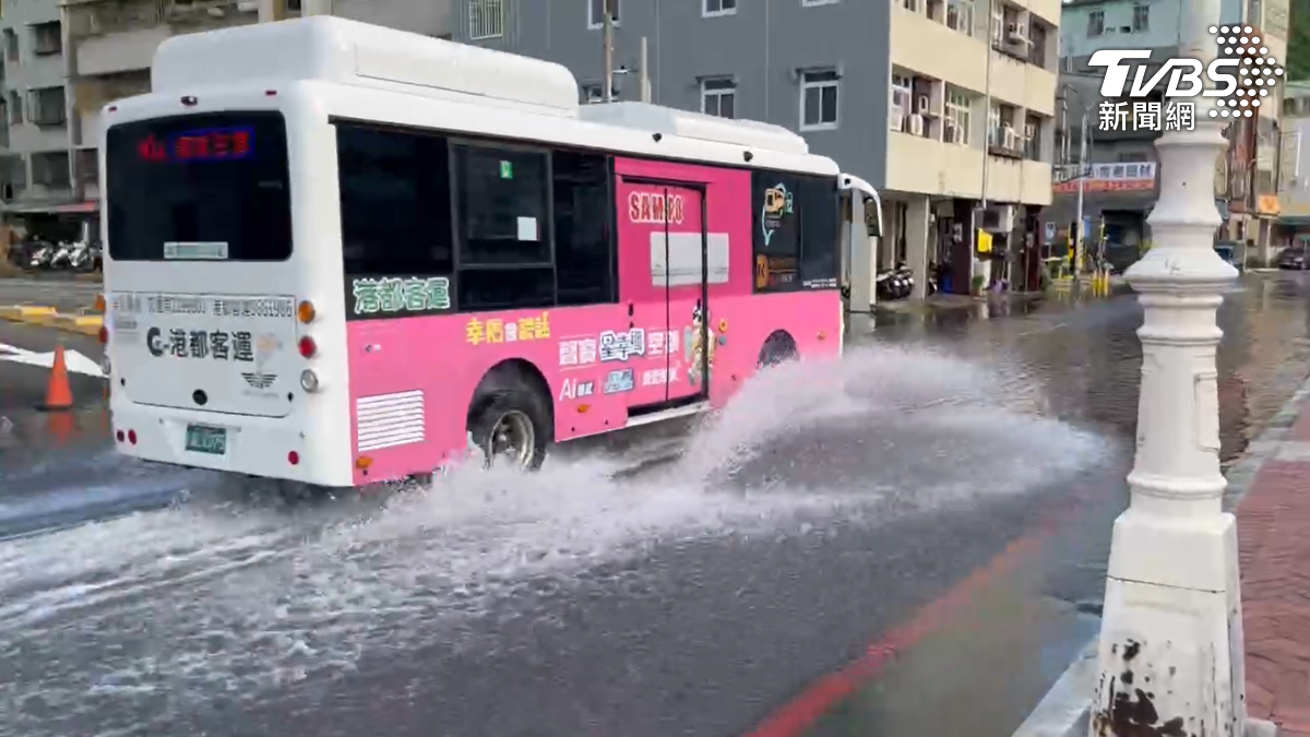 往西子灣的哨船街也積水嚴重,汽機車通過濺起水花,一旁碼頭的水位早就高過路面(圖/TVBS)