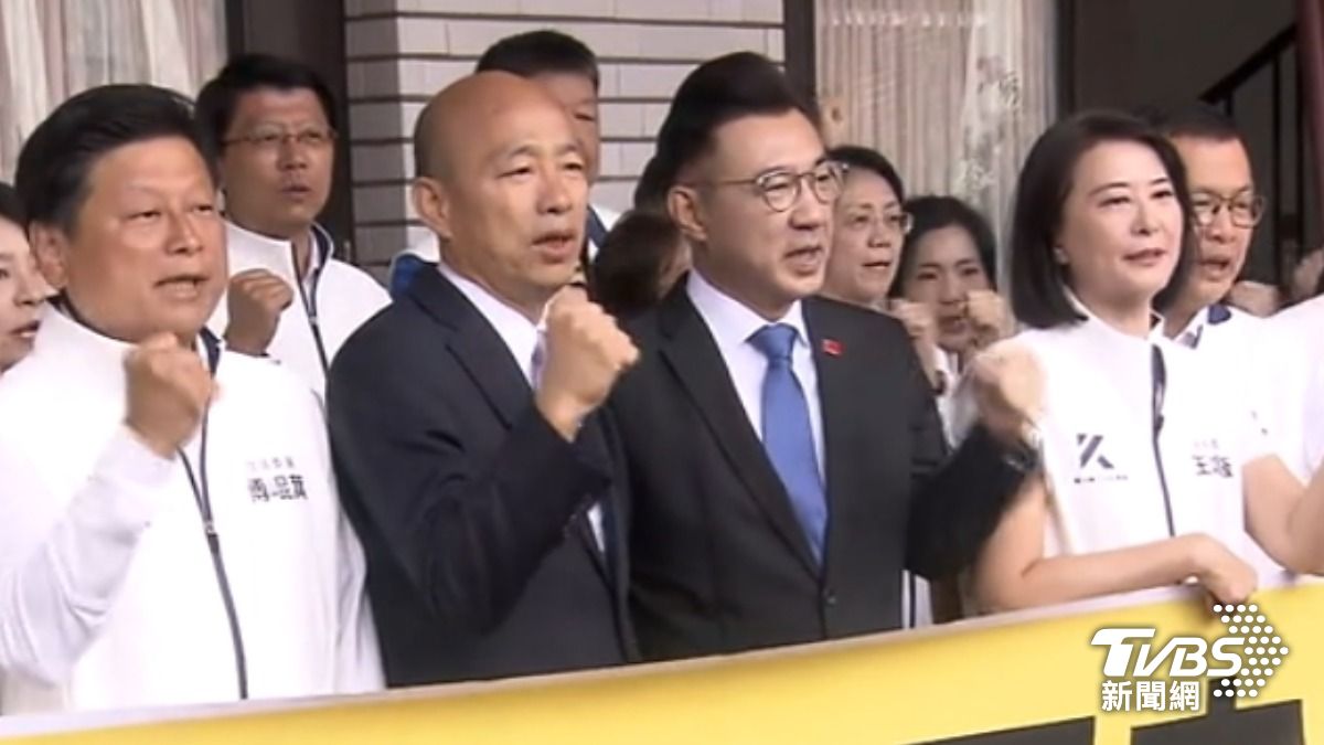 立法院長韓國瑜,25日在院會前,率領藍營立委進行最後催票。(圖/TVBS)