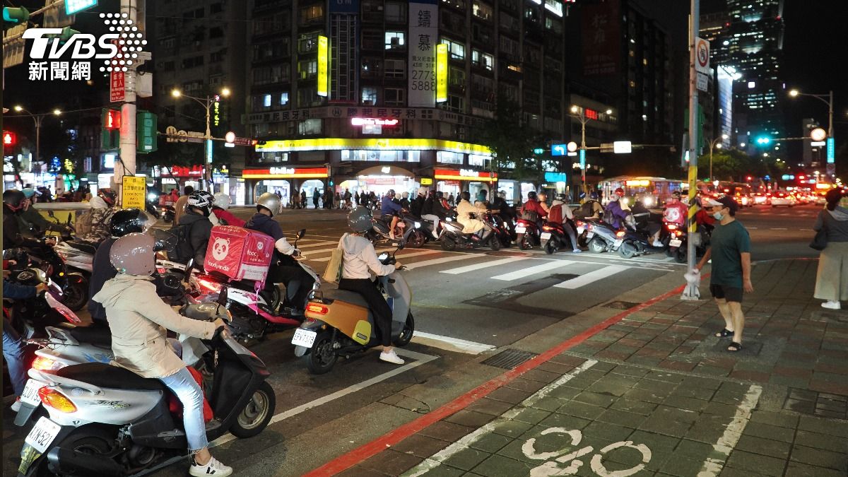 小心荷包失血!立院三讀開車騎車吸菸、滑手機罰鍰增至1200