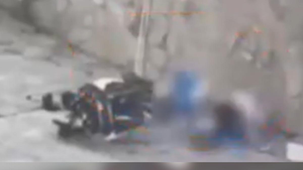 大陸2高中生改裝電動自行車，上車40秒撞牆死亡。（圖／微博）