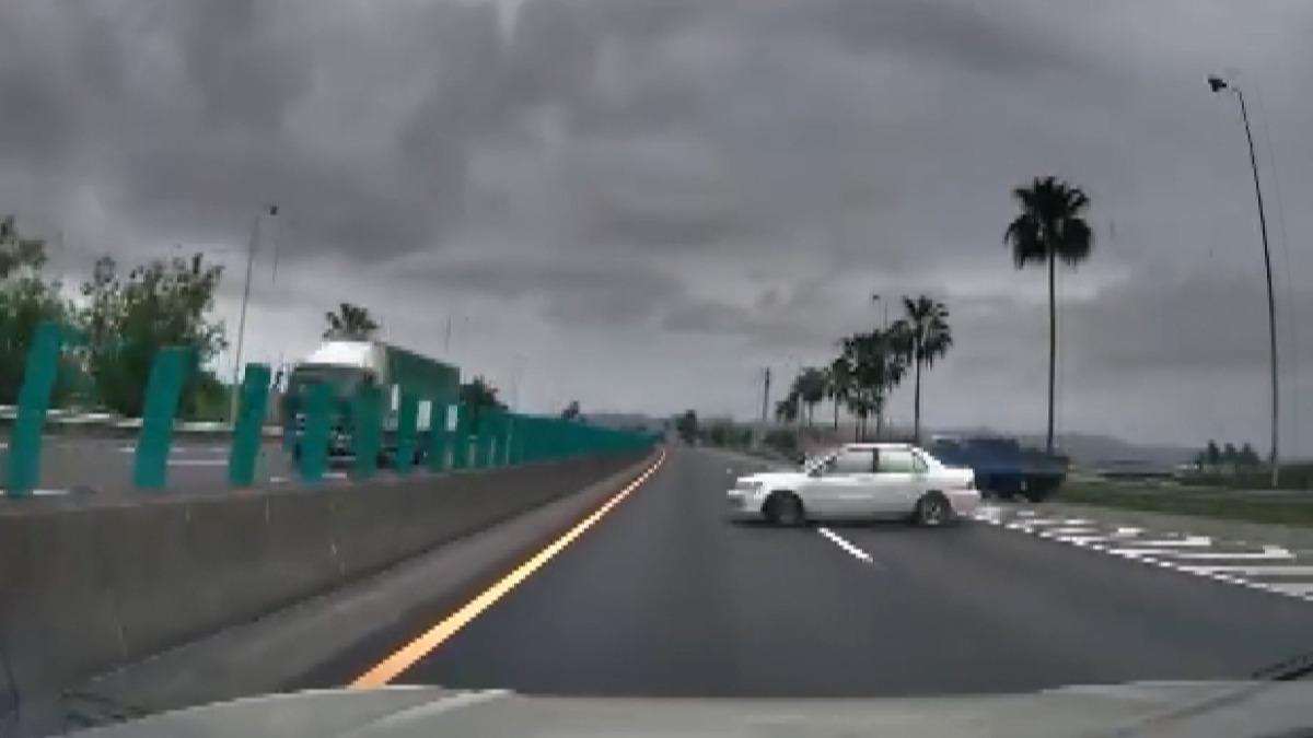 白色小客車在匯入閘道突然迴轉，後方灰色小客車閃避不及發生碰撞。（圖／翻攝社會事新聞影音）