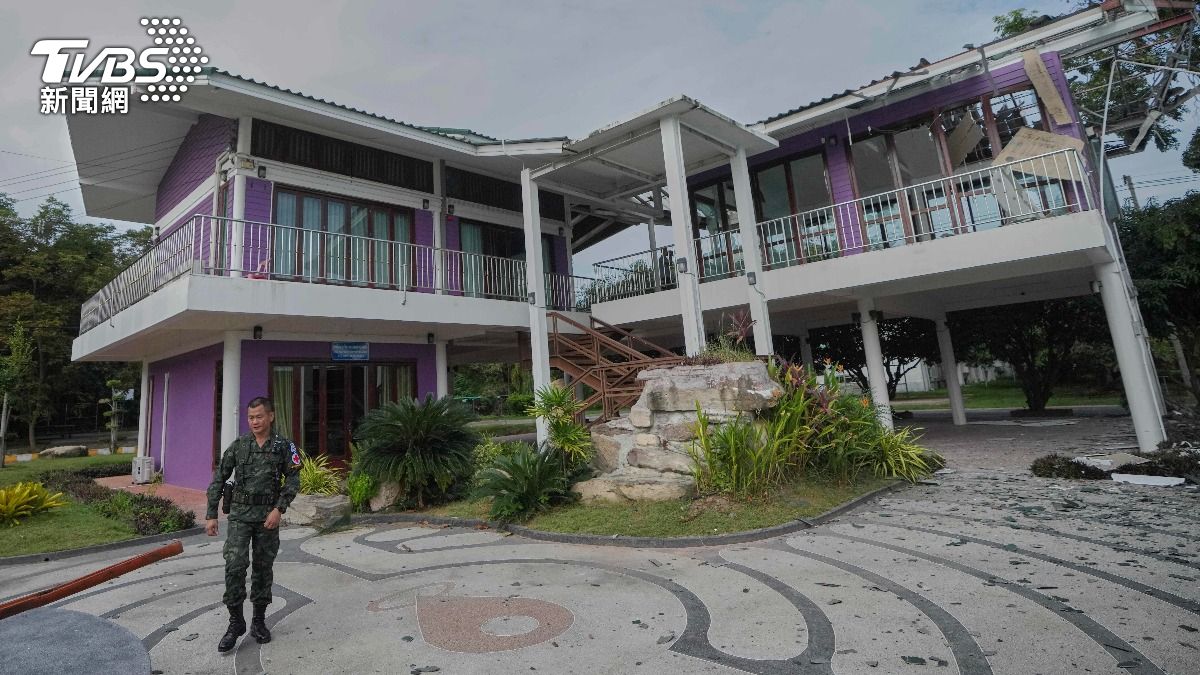 泰國邊境村莊遭柬浦寨轟炸，建築毀損，外牆布滿彈孔。（圖／達志影像美聯社）