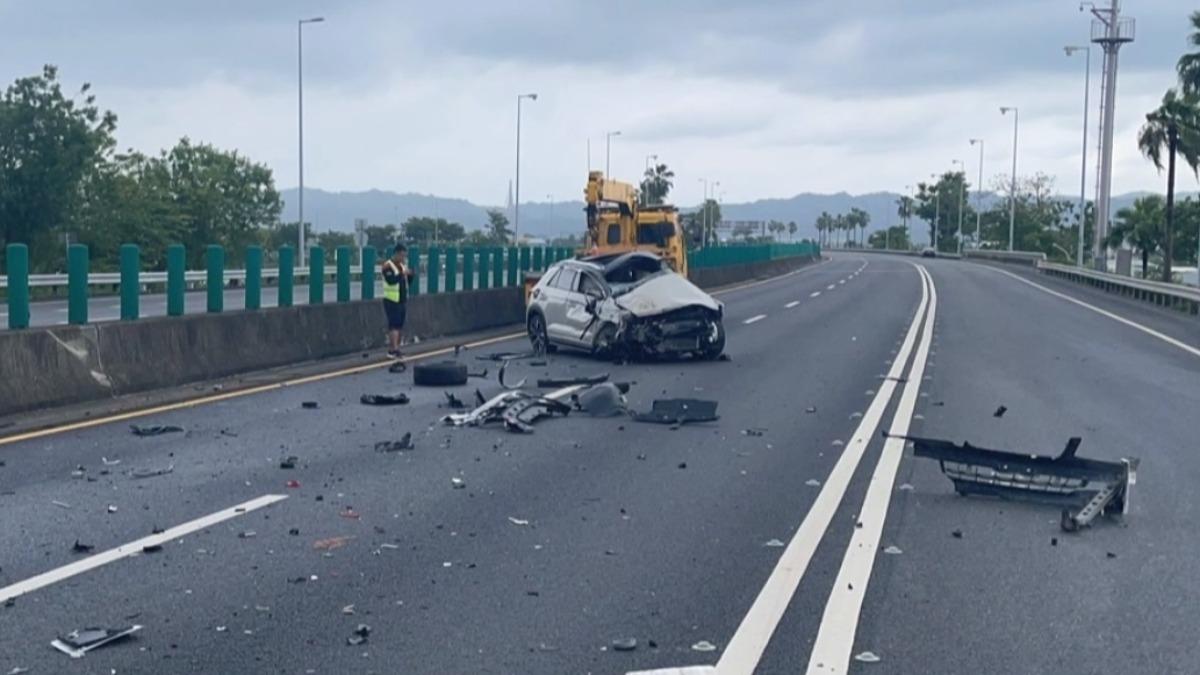 閃躲不成的灰色小客車嚴重毀損，車身嚴重變形，像是被揉過的廢紙（圖／翻攝社會事新聞影音）