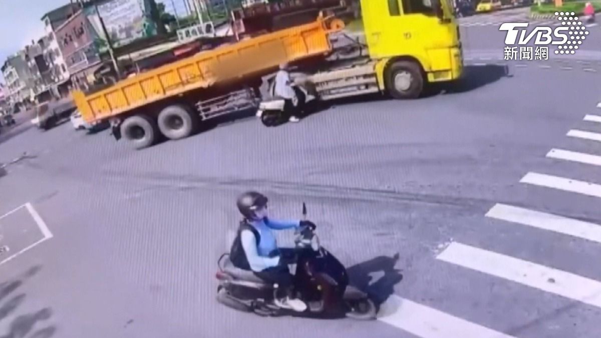 曳引車右轉時擦撞到35歲潘姓女子的機車，一度嚇壞一旁民眾，還好只有輕微擦挫傷。（圖／TVBS）