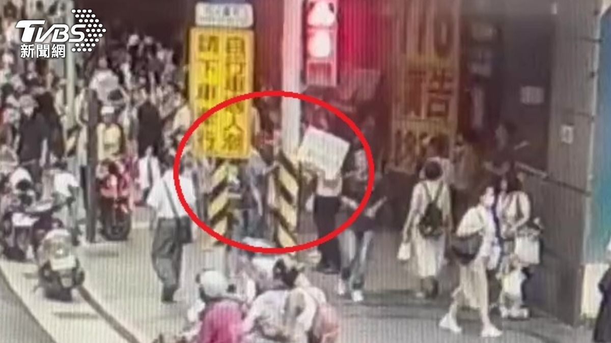 老翁用雨傘攻擊宣講人員。（圖／TVBS）