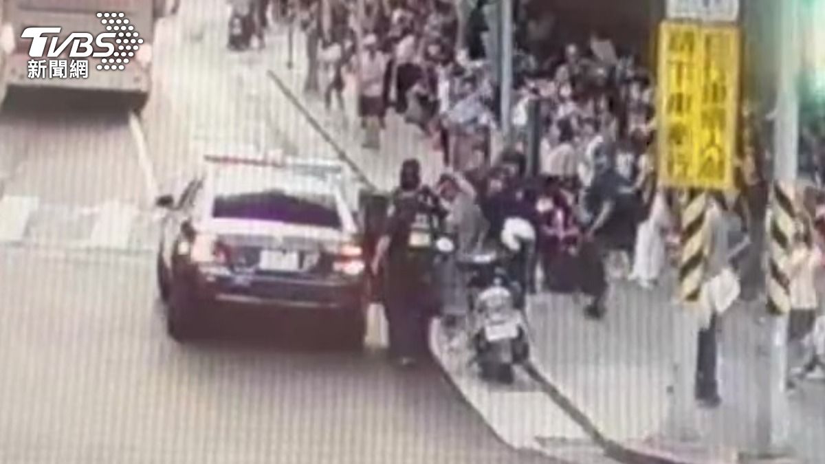 老翁被警方帶上警車。(圖/TVBS)