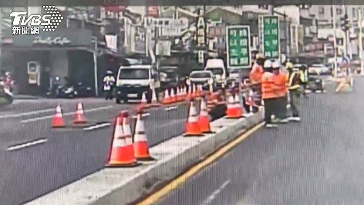烈日下鋪柏油工人熱昏倒地。(圖/TVBS)