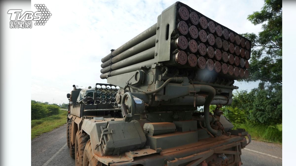 一輛柬埔寨軍車載著火箭發射器。（圖／美聯社）