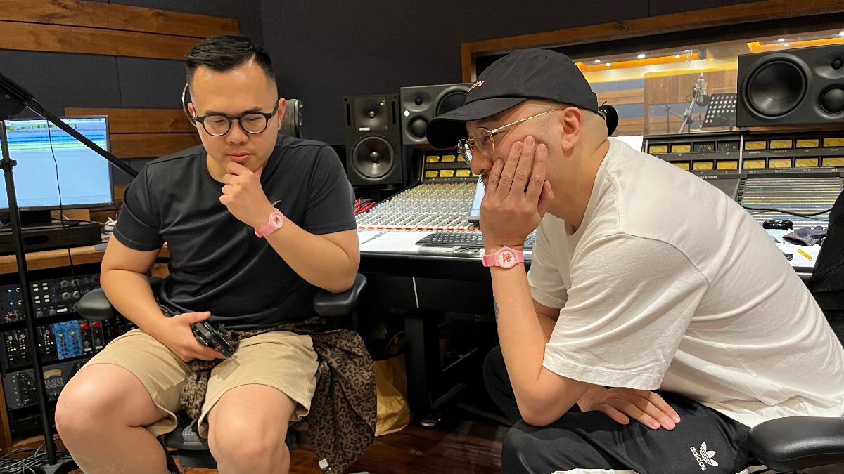 家家送給製作人Derrick(左)和Fergus粉紅手錶。(圖/相信音樂提供)