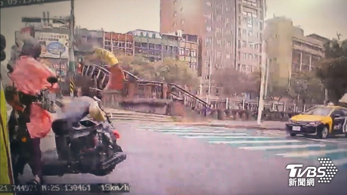 得不嘗失!救護車「救人反被機車撞」 騎士受傷又吃罰單