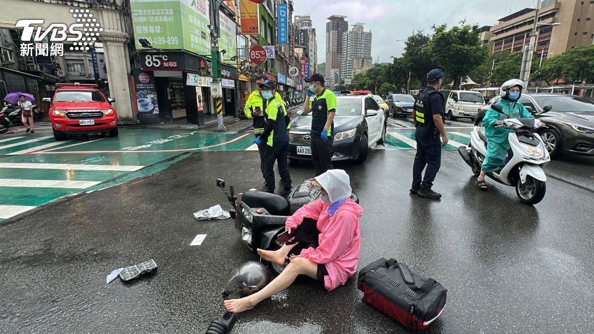 羅姓機車女騎士,行經基隆市信一路上,未禮讓救護車直接衝撞上去。(圖/TVBS)