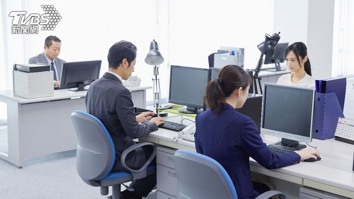 年輕同事與女性員工對A主管的印象是「威脅、可怕、心胸狹隘」。(圖/達志影像Shutterstock)