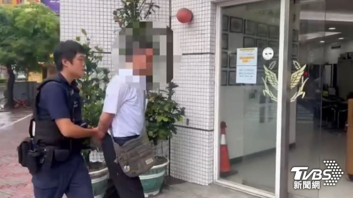 警方今日上午9點40分至住處將楊男查緝到案。(圖/TVBS)