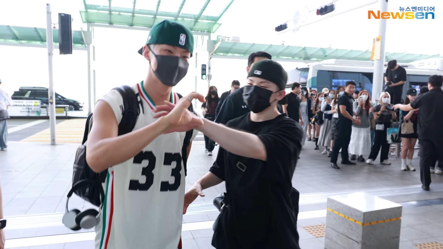 HOSHI(左)、WOOZI今天從仁川機場出發時活力滿滿。(圖/翻攝自NEWSEN YouTube)