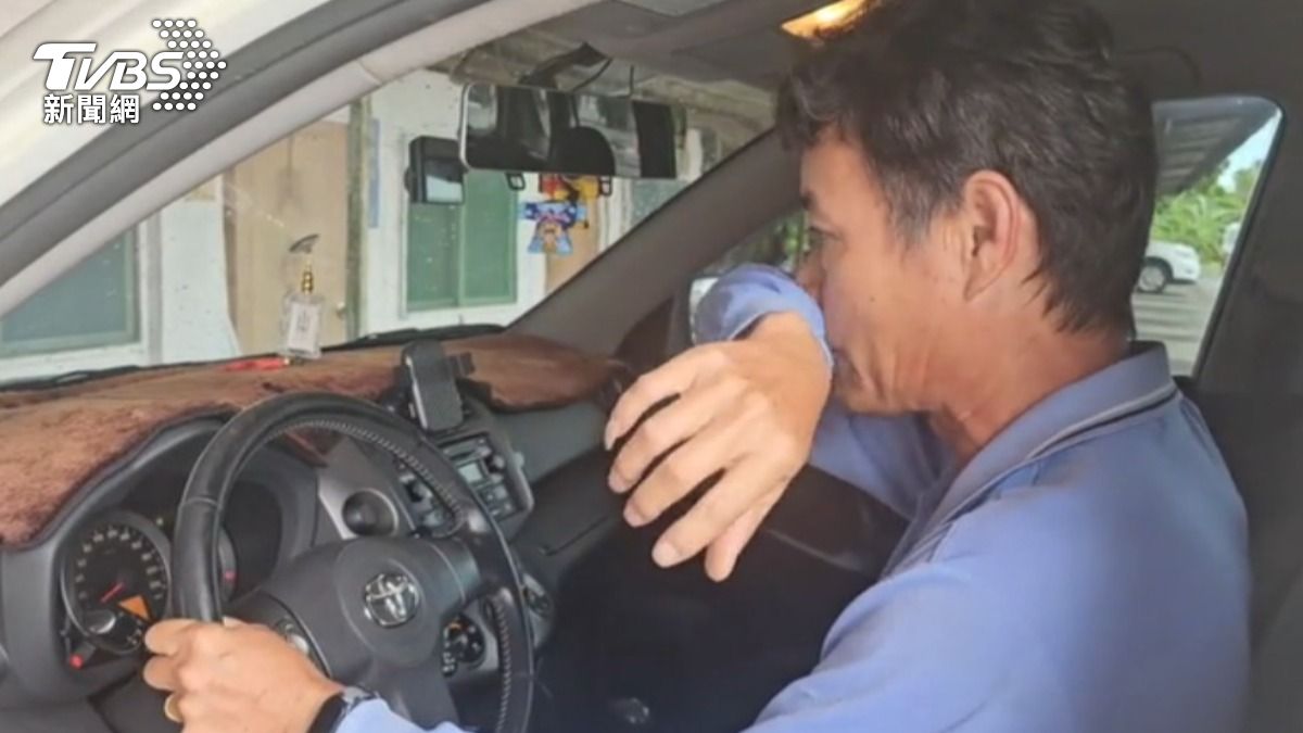 開車時打噴嚏應用手臂抵住口鼻。(圖/TVBS)