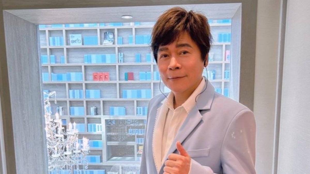 洪榮宏自嘲是危險人物,因為身上有5顆行動電源、3支手機。(圖/翻攝自洪榮宏臉書)