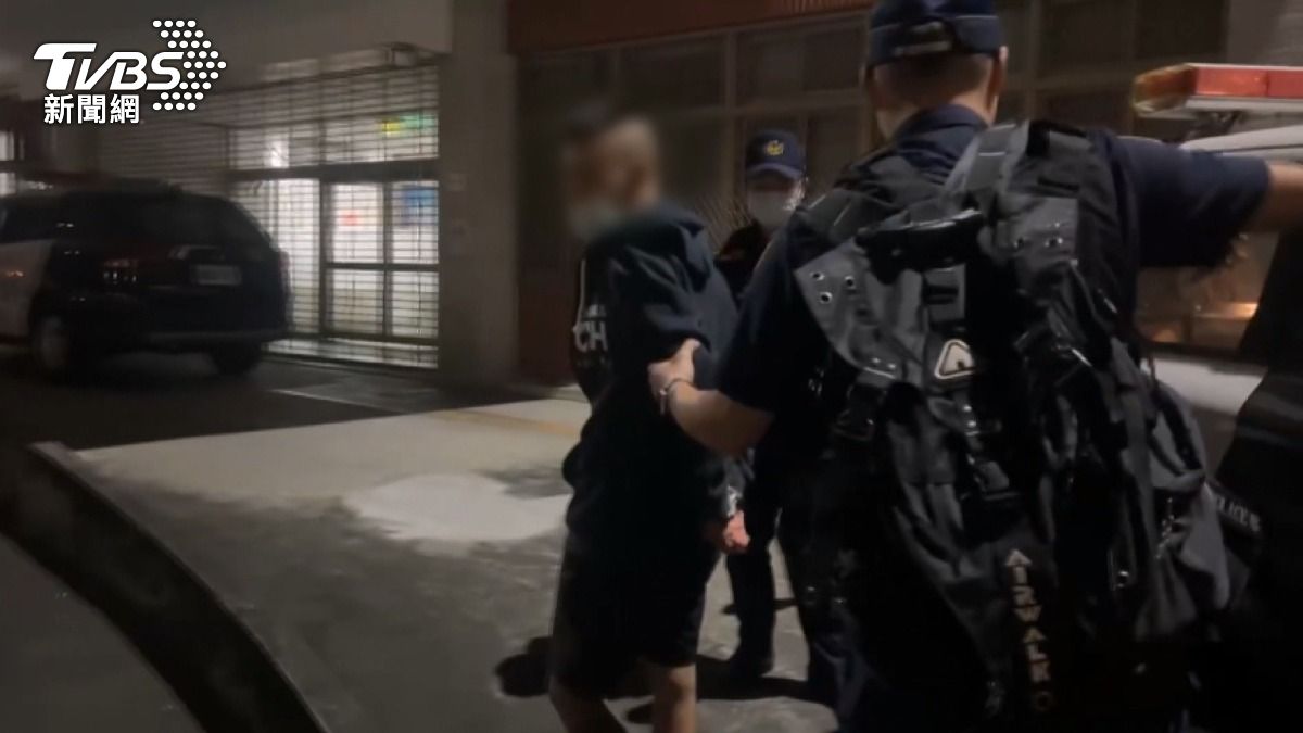 警方以現行犯依法逮捕,將男子帶回偵辦。(圖/TVBS)